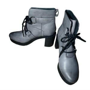 10 Sorel gray boots with a‎ heel